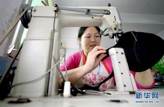 陜西寧陜 “社區(qū)工廠”助力群眾脫貧增收 皮革制品熱銷全國